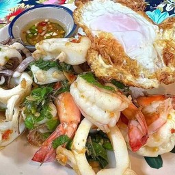 ผัดกระเพราทะเลไข่ดาวราดข้าว