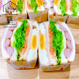 แซนด์วิชแฮมหมู + ไส้กรอก + ไข่ดาว