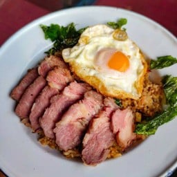 ข้าวกะเพราคลุก เนื้อแองกัสซูวี ไข่ดาว
