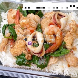ข้าวราดผัดกะเพรารวม (หมู ไก่ กุ้ง หมึก)