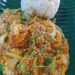 กุ้งผัดผงกระหรี่ราดข้าว