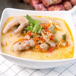 สะโพกไก่+ตีนไก่ต้มยำ น้ำข้น