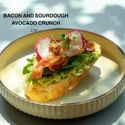 Bacon and sourdough avocado crunch - เบค่อนซาวโดอโวคาโด้