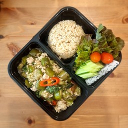 อกไก่ผัดมะเขือยาว