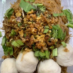 หมี่คลุกปรุงรสใส่ลูกชิ้นหมูโฮเด้ง