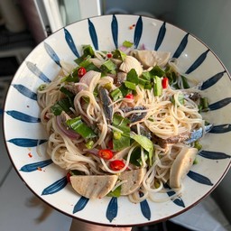 ยำขนมจีนลูกยายผัน