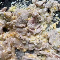 หมูชิ้นน้ำมันหอยผัดไข่ราดข้าว