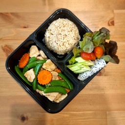 ผัดถั่วลันเตาอกไก่