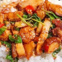 กะเพราหมูกรอบ  ราดข้าว