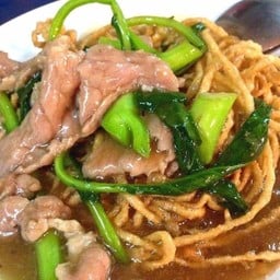 ราดหน้าบะหมี่เหลืองกรอบ (พิเศษ)