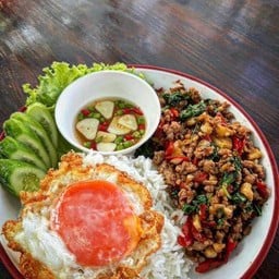 กระเพราหมูสับ+ไข่ดาวราดข้าว