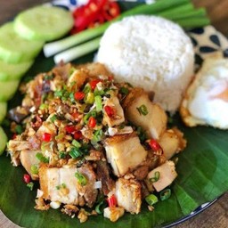 หมูกรอบคั่วพริกเกลือราดข้าว