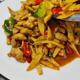 ผัดพริกแกงหน่อไม้หมูราดข้าว
