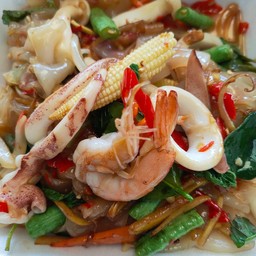 เส้นใหญ่ผัดขี้เมาทะเล