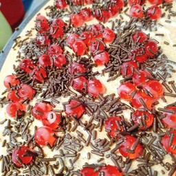 เยลลี่แดง+เม็ดช็อค ( ราดนมข้น )