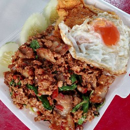 กระเพาถาด ฟรีไข่ดาว+ไข่เจียว (ทานได้1-2คน)