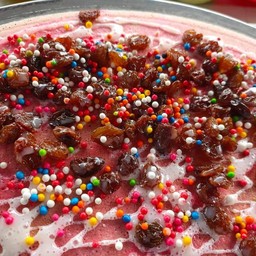 สตอเบอร์รี่+ลูกเกด +เรนโบว์ ( ราดนมข้น)