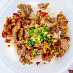 หมูชิ้นคั่วพริกเกลือ ราดข้าว
