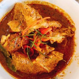 ข้าวพริกแกงใต้กระดูกหมูอ่อน