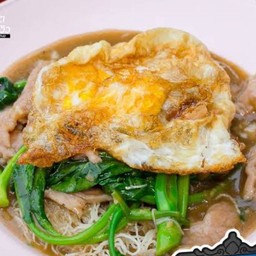 ราดหน้าเส้นใหญ่ พิเศษใส่ไข่ดาว
