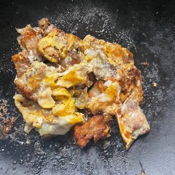 หมูกรอบกระเทียมผัดไข่ราดข้าว