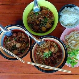 ก๋วยเตี๋ยวหมูตุ๋นนังบี