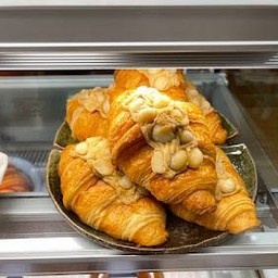 Macadamia croissant
