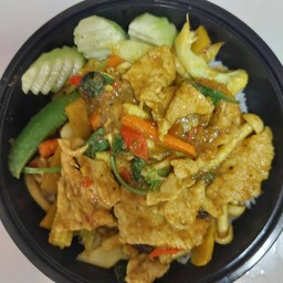 [อร่อยซ่ากับโค้ก] ข้าวผัดพริกแกงหมู +  โค้ก ออริจินัล (ขวด)