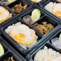 SB ข้าวผัดกะเพราหมูชิ้นไข่ดาว