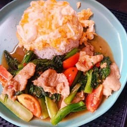 ข้าวราดคะน้าหมูนุ่ม+ไข่ขยี้