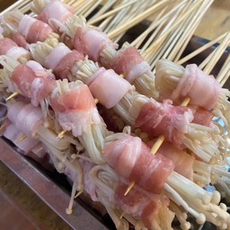 สามชั้นพันเห็ดเข็มทอง