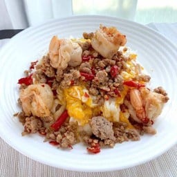 ข้าวราดผัดพริกขี้หนูรวม กุ้ง หมึก หมูสับ