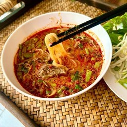 เส้นเล็กหมูตุ๋น - ต้มยำน้ำข้น