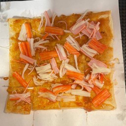 โรตีใส่ไข่+ซอสพิชซ่า+ปูอัด