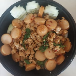 ข้าวหอมมะลิราดกระเพราไส้กรอก,หมูสับ