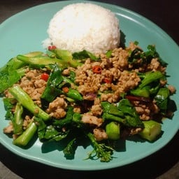 ข้าวราดคะน้าหมูสับ