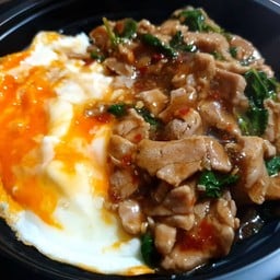 ข้าวไข่ข้นกะเพราพริกแแห้ง สันในหมูชิ้น