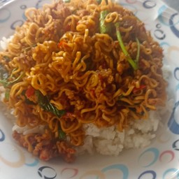 ผัดกระเพรามาม่าใส่หมูใส่ไข่(ราดข้าว)