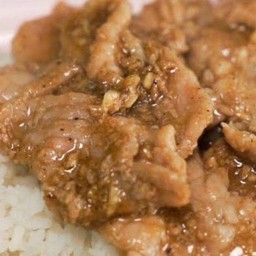 หมูกระเทียม ราดข้าว