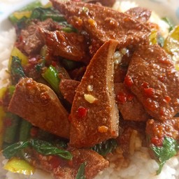 ข้าวผัดกระเพราตับหมู