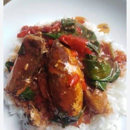 กระเพราปลากระป๋อง ราดข้าว