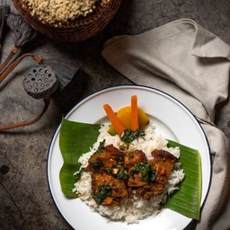 กะเพราหมูสามชั้นทอด