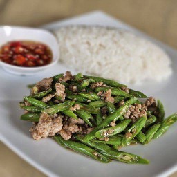ข้าวถั่วฝักยาวผัดหมูสับ