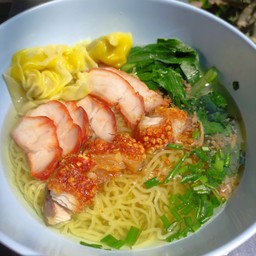 บะหมี่เกี๊ยวหมูแดงหมูกรอบ