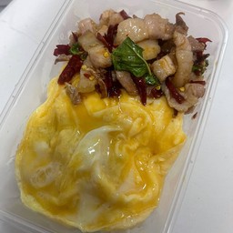 กะเพราสามชั้นไข่ข้น