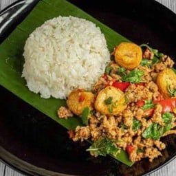 ข้าวกระเพราหมูสับราดเต้าหู้ไข่ทอด