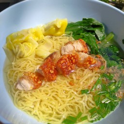 บะหมี่เกี๊ยวหมูกรอบ