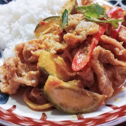 ข้าวพริกแกงเขียวหวานแห้งหมูชิ้น