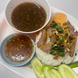 ข้าวหมูกรอบไข่ต้มน้ำจิ้มแจ่ว