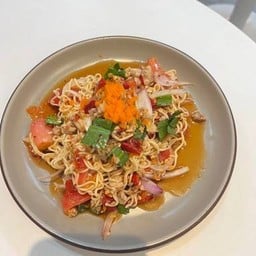 ยำมาม่าหมูสับ ไข่กุ้ง